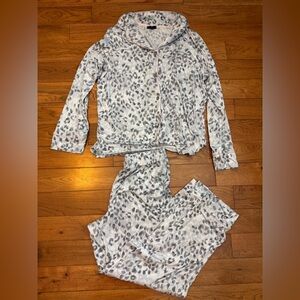 Tahari Fleece Gray Leopard Print Pajama Set